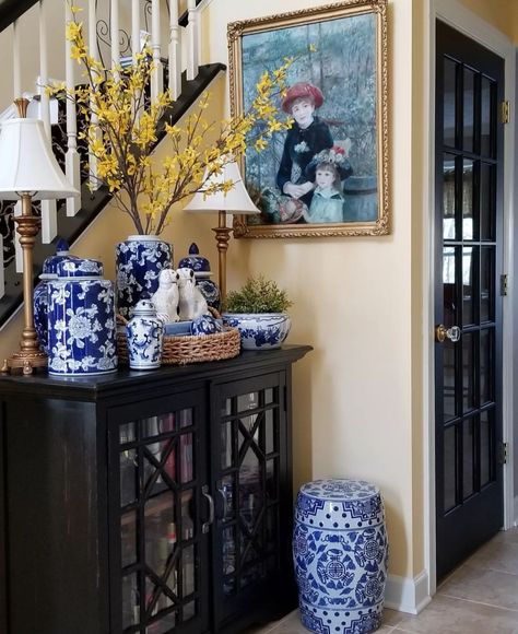 Hall Ideas, Chinoiserie Decorating, Foyer Ideas, Hall Decor, Blue China, Home Interiors, Chinoiserie, Interior Styling, Trash Can