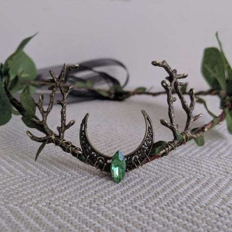 ✨✨Beautifully handmade fantasy inspired  accessories for any occasion! You can find woodland crowns, circlets, and jewelry all in one store! Perfect for the Halloween season! ✨ ✨ Diy Fantasy Accessories, Norse Crown, Outfit Festa, Druid Costume, Handfasting Wedding, Homebrew Items, Woodland Crown, Dnd Druid, Fantasy Crown