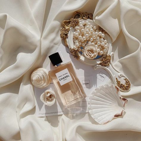 Jia Song, Tuberose Perfume, How To Be Irresistible, Chanel Aesthetic, Perfume Photography, Be Irresistible, Cream Aesthetic, Gabrielle Chanel, Gold Aesthetic