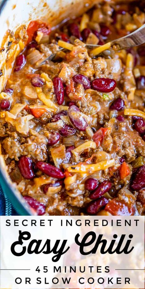 Quick and Easy Chili Recipe (45 Minutes!) from The Food Charlatan. A super easy and quick chili recipe for busy weeknights! You can put it together in 45 minutes, or make it in the slow cooker. This homemade chili is packed with flavor and a secret ingredient that I wasn't prepared to like. But I'm a convert now! Minimal chopping required. Mostly it's just opening cans! #easy #recipe #chili #best #fromscratch #homemade #brownsugar #kidneybeans #stovetop #crockpot #slowcooker #quick #beans Quick Chili Recipe, Chili Nachos, Recipes Hamburger, Quick Chili, Chili Dinner, Chili Cookoff, Bowl Meals, The Food Charlatan, Honey Cornbread