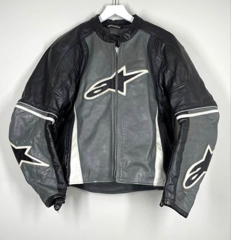 Grey and black motor jacket racing jacket. Archive cyber futuristic aesthetic. Looks Hip Hop, Cooler Style, Mode Vintage, Dream Clothes, Fashion Killa, Victoria Beckham, A Black, Aesthetic Clothes, Streetwear Fashion