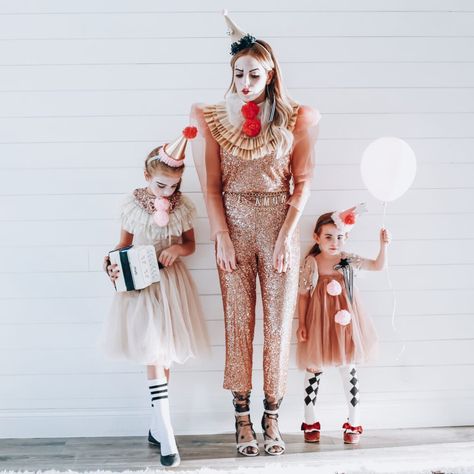 Perriot Clown Costume Diy, Clown Family Halloween Costumes, Family Circus Costumes, Birthday Costume Ideas, Four Halloween Costumes, Family Of Four Halloween Costumes, Kostüm Gold, Circus Family Costume, Clown Costume Diy