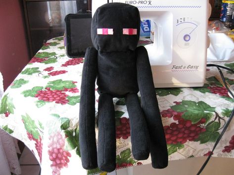 Make an Enderman Plushie from Minecraft Enderman Plush, Minecraft Creatures, Plushies Diy, Minecraft Toys, Minecraft Bedroom, Minecraft Room, Minecraft Party, Minecraft Crafts, Seam Ripper