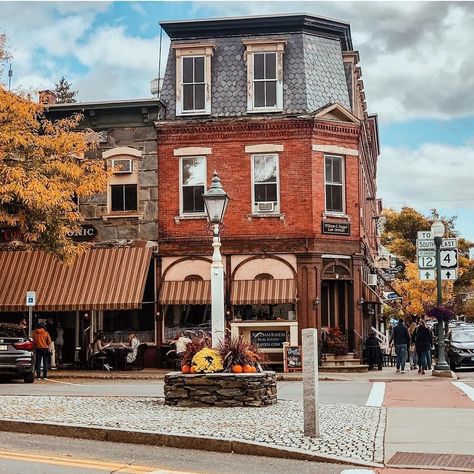 Woodstock, VT on Instagram: “🎶 Thing will be great when you're downtown 🎶 • by @ingridlp15 ____________________________________ #woodstockvt #downtown #centeroftown…” Small Town Downtown, Downtown Vibes, Woodstock Vt, Cafe Exterior, Treehouse Cabins, Be Great, City Life, Main Street, Small Town