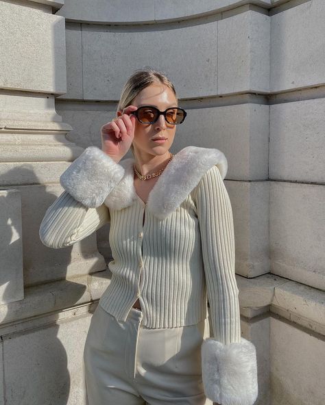 Faux fur retro cream/beige cardigan. Love Lily, Beige Cardigan, Fits Inspo, Cream Beige, Cardigan Top, Faux Fur Collar, Cardigan Tops, Knitting Materials, Fur Collars