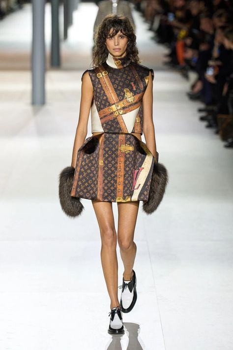 Louis Vuitton Fall 2024 Ready-to-Wear Collection | Vogue Louis Vuitton Dress, London Fashion Weeks, Louis Vuitton Collection, Moda Paris, Louis Vuitton Fashion, Print Trends, Carrie Bradshaw, Runway Collection, Fall 2024