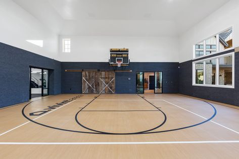 Whether training for an upcoming match or simply blowing off steam, an in-home fitness area is a must-have for active homeowners. Builder: Regent Custom Homes. Architectural Design: Inouye Design. Interior Design: Olsen Home Interior Design. Photo: Ron Aguilar/Utah Valley Videos. Basketball Court Landscape, Home Basketball Court, Utah Style, Garage Guest House, Basketball Gym, Indoor Basketball Court, Indoor Basketball, Miller Homes, Interior Design School