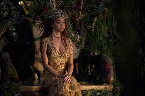 #Shadowhunters 2x20 "Beside Still Water" - Seelie Queen Dark Queen Dress, Seelie Queen, Geek Charming, Shadowhunters Series, Beside Still Waters, Shadowhunters Tv Show, Fan Fiction Stories, Isabelle Lightwood, Celebrity Halloween Costumes