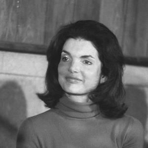 Jackie Kennedy Blondie Singer, Cher Hair, Sharp Tongue, Old Hollywood Waves, 1970s Hairstyles, Jacqueline Bouvier, Bottle Blonde, Jackie Onassis, S Curl