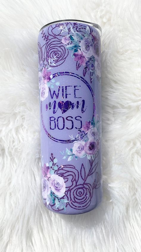 Momma Tumbler Ideas, Tumbler Ideas For Moms, Mom Cup Ideas, Mom Tumbler Ideas, Mothers Day Tumblers, Mom Cups, Boss Tumbler, Vinyl Craft Projects, Resin Cups