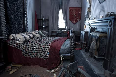 Sirius Black's bedroom | Harry Potter Wiki | Fandom powered by Wikia Sirius Black, Bed Room, Harry Potter, Bedroom, Bed, Black