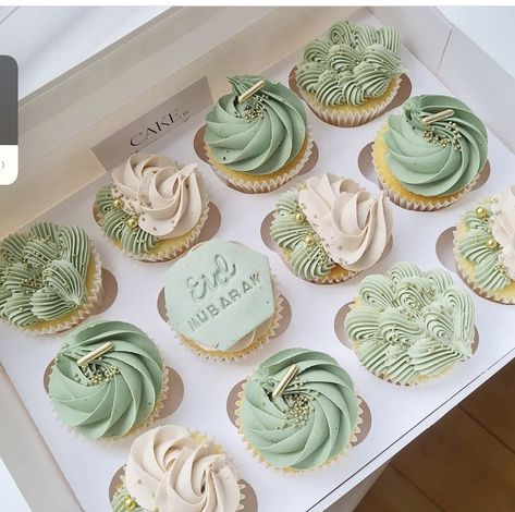 Cupcakes Sage Green, Cupcakes Green, Baby Shower Cupcakes For Boy, Green Cupcakes, Cupcake Decorating Tips, Cupcake Cake Designs, White Cupcakes, Green Baby Shower, Wedding Cakes With Cupcakes