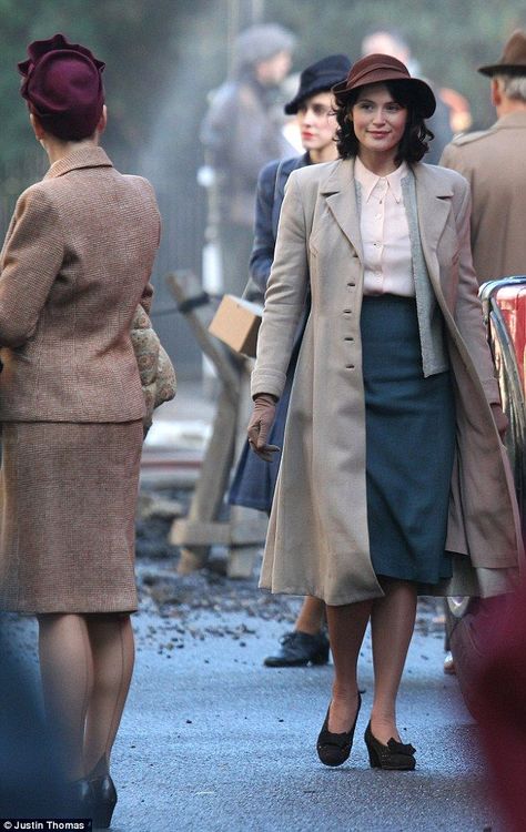 40s Mode, 1940s Outfits, Clash Of The Titans, Fashion 1940s, English Fashion, The Titans, Gemma Arterton, Look Retro, 40s Fashion