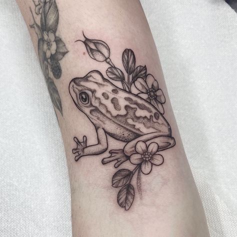 Lil frog from my pre-drawn designs 🐸🌸 . . #frogtattoo #chattanoogatattoo #tennesseetattoo #georgiatattooartist #alabamatattooartist #botanicaltattoo Frog Tattoo Stencil, Frog Tattoo Cute, Bullfrog Tattoo, Tiny Frog Tattoo, Japanese Frog Tattoo, Frog Tattoo Design, Frog Tattoo Ideas, Alabama Tattoos, Tennessee Tattoo