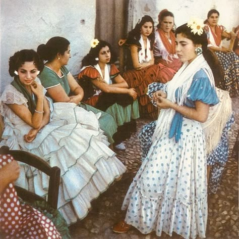 Spanish Woman Aesthetic, Vintage Mexican Fashion, Spanish Culture Aesthetic, Romani Clothing, Flamenco Aesthetic, Spanish People, Mexican Culture Art, Spanish Woman, Mexican Fashion