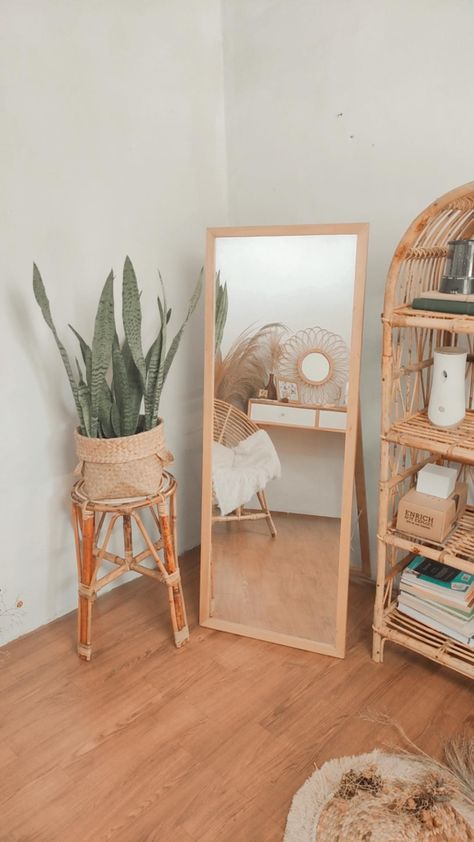 Boho Standing Mirror, Standing Mirror Decorating Ideas, Stand Mirror In Bedroom, Mirror Corner Ideas, Standing Mirror In Bedroom, Standing Mirror Decor, Reiki Room Ideas, Boho Corner, Meditation Room Design