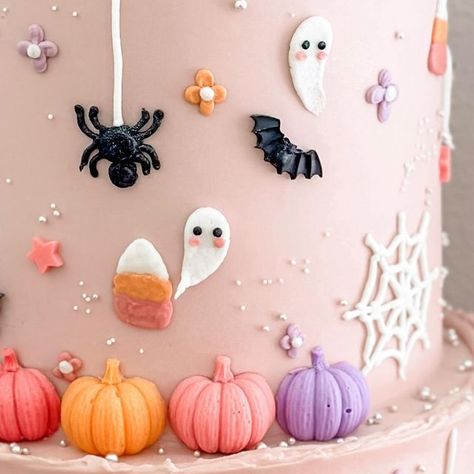 Crispy Critter Bakes on Instagram: "Because the first day of October is almost here 🫶🏽👻🕸️ Message for orders & inquiries! ••••• #buttercream #buttercreamcake #spookyseason #spookycake #twotiercake #sanantoniobaker #sanantoniocakes #cake" 1st Boo Day Cake, Halloween First Birthday Smash Cake, Spooky One First Birthday Smash Cake, Spooky One Cake Ideas, Two Spooky Cake, Spooky One Smash Cake, Spooky One First Birthday Girl Cake, Cute Halloween Cakes, First Day Of October