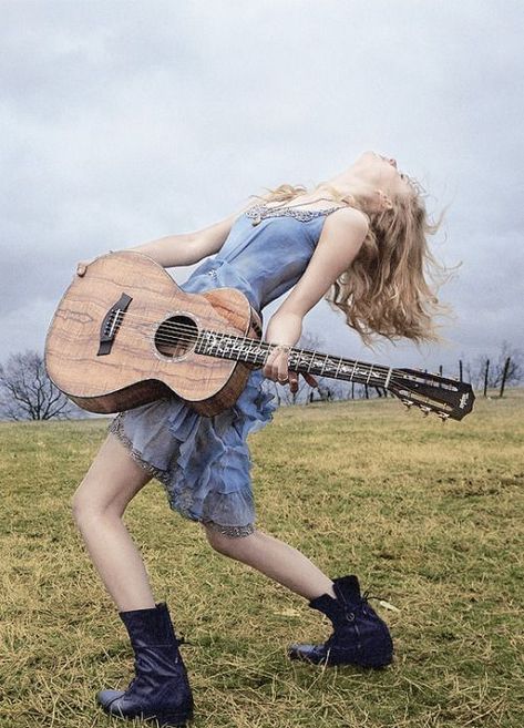 2010 Tumblr, Taylor Swift Country, Taylor Swift Debut Album, Taylor Swift Guitar, Young Taylor Swift, Taylor Swift Debut, Taylor Swift Photoshoot, Debut Photoshoot, Playing The Guitar