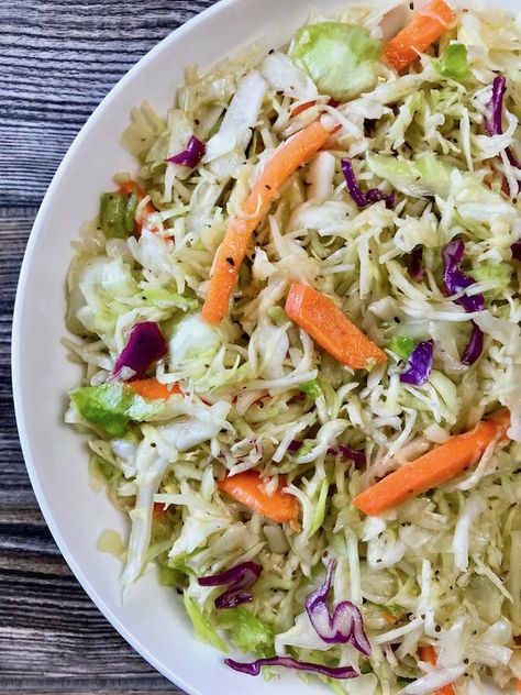 A Simple Vinegar Coleslaw balanced by a little agave or honey creating a sweet and tangy side dish. Minimal effort with maximum taste. 
#coleslaw #sides #salads l thegeneticchef.com Vinegar Slaw Recipe, Vinegar Coleslaw Recipe, Vinegar Slaw, Vinegar Coleslaw, Coleslaw Recipe Easy, Coleslaw Dressing, Slaw Recipe, Mom Recipes, Slaw Recipes