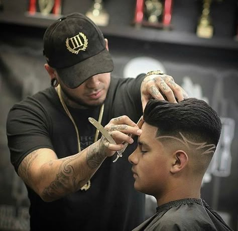 Hair Cut Pic, Barber Pictures, Barber Shop Pictures, Mens Hair Salon, Mens Barbershop, Barber Man, Barber Accessories, Barber Logo, Best Barber