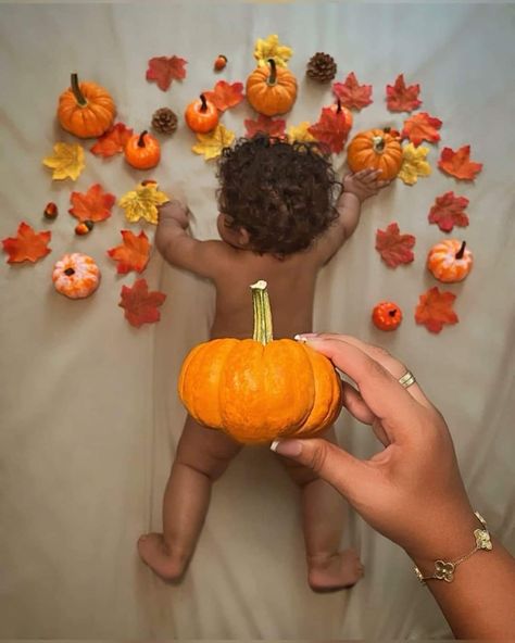 Mama And Me Fall Photoshoot, 1 Month Baby Picture Ideas, Monthly Photoshoot, Kid Pictures, Announcement Photoshoot, Baby Surprise, Cute Pregnancy Pictures, Shower Hair, Baby Announcement Pictures