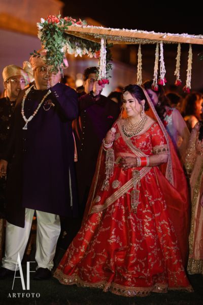 Our Favourite Lehenga Styles For Curvy Brides! | WedMeGood Curvy Bridesmaid Dresses, Lehenga Styles, Plus Size Lehenga, Bridesmaid Dresses Indian, Plus Size Brides, Wedding Lehenga Designs, Shimmery Dress, Indian Bridal Lehenga, Plus Size Bride