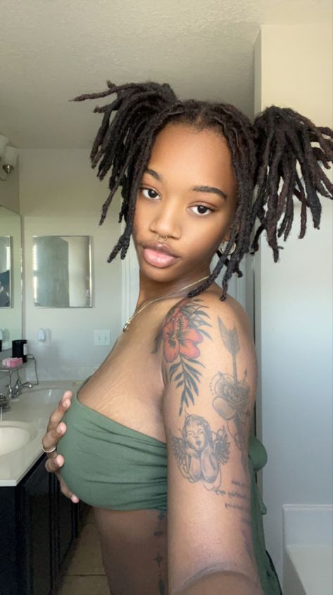 Girls With Dreadlocks, Girl With Dreads, Pretty Dreads, Hair Like Wool, Cute Dreads, Dreads Girl, Black Girls With Tattoos, Short Locs Hairstyles, Kesha