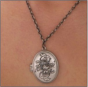 Cullen family crest locket #twilight Cullen Family Aesthetic, Cullen Crest Jewelry, Paige Outfits, Twilight Accessories, Cullen Crest, Twilight Saga Jewelry, Alice Cullen Necklace, Twilight Jewelry, Family Crest Necklace