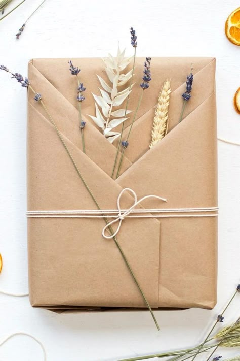 example of Japanese kraft paper gift wrapping technique Elegant Gift Wrapping Ideas, Diy Gift Bags From Wrapping Paper, Wrapping Gifts Ideas Creative, Packing Ideas Gift, Wrapping Gifts Ideas, Gift Packing Ideas, Professional Gift Ideas, Gift Wrapping Tutorial, Japanese Gift Wrapping