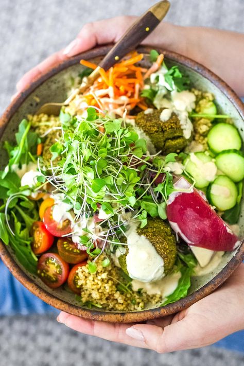 This Falafel Bowl�  is full of so much goodness! Made with baked falafels, your choice of grain, lots of healthy veggies, olives, herbs and drizzled with tahini sauce. Prep the falafels ahead for the busy workweek. Falafel Bowl Aesthetic, Authentic Falafel Recipe, Falafel Bowls, Vegan Falafel Recipe, Picnic Salads, Falafel Bowl, Noom Recipes, Nourish Bowls, Bowl Aesthetic