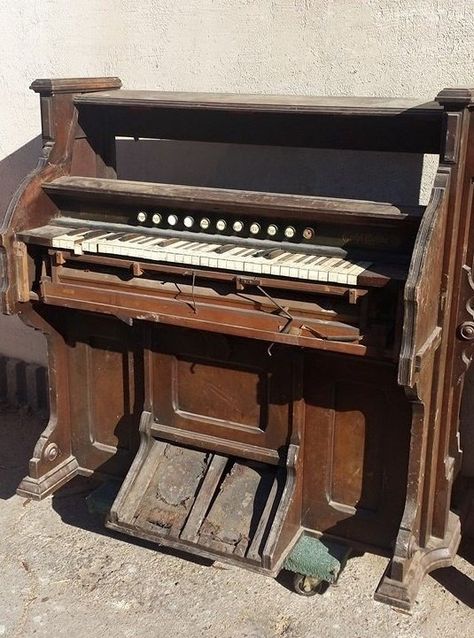 1800 s eastlake pump organ repurposed into a wine bar, diy, painted furniture, repurposing upcycling Pump Organ, Garden Diy Ideas, Old Pianos, Cast Iron Tub, Apartment Makeover, Furniture Makeovers, Reclaimed Barn Wood, Old Furniture, Flipping Furniture