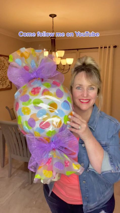 Cheap Easter Gifts, Giant Easter Basket, Food Props Diy, Lollipops Diy, Hanukkah Diy, Large Easter Basket, Diy Hanukkah, Candy Gift Baskets, Globe Crafts