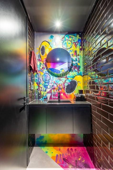 Colour Pop Interior, Crazy Bathrooms, Pop Art Bathroom, Bathroom Decor Colorful, Colorful Bathroom Decor, Graffiti Bedroom, Bathroom Decor Black, Black Bedroom Ideas, Bathroom Decor Pictures