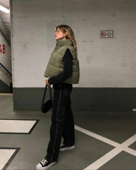 Styling Green Puffer Vest, Green Puffer Vest Outfit Aesthetic, Green Vest Winter Outfit, Cropped Vest Puffer, Style Puffy Vest, Vest Outfits Puffer, Puffer Waistcoat Outfit, Green Gilet Outfit Women, Gilet Puffer Outfit