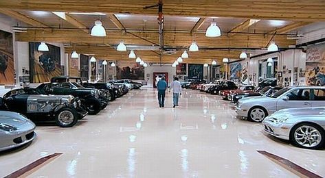 Jay Leno's Garage Car Showroom Interior, Jay Leno Garage, Wallpaper Luxury, Cool Garages, Ultimate Garage, Dream Car Garage, Luxury Garage, Jay Leno, Garage Interior