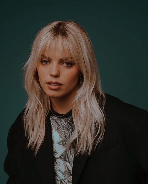 Taylor Miller, Blonde Wife, Renee Rapp, Haircuts For Medium Hair, Feathered Hairstyles, Hair Inspo Color, Hairstyles With Bangs, Fall Hair, Hair Looks