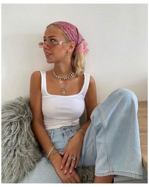 Urban Outfitters Outfit, White Tank Top Outfit, Spring Outfit Women, Kim Kardashian Outfits, Girl Grunge, Kardashian Outfit, Urban Outfitters Clothes, Tank Top Outfits, Outfit Jeans