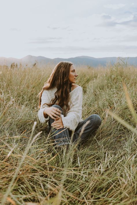 Senior photoshoot in field. Chair Field Photoshoot, Photoshoot In Field, Senior Photo Shoot, Headshot Portrait, Senior Photoshoot, Business Portrait, Senior Photo, Portrait Session, Branding Photos