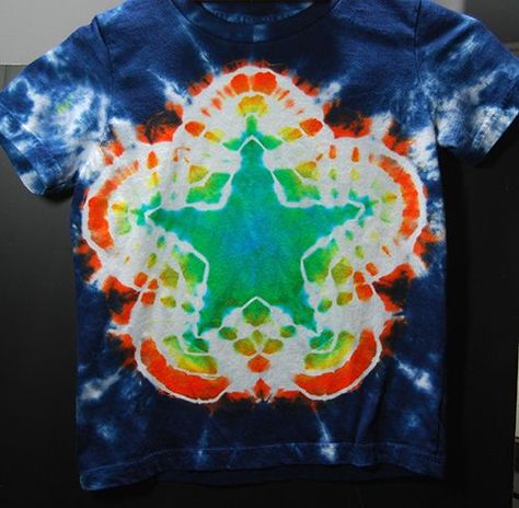 A lot of people ask me “how did you make that pattern?” or “how can I make that myself?”.   Recently, I was asked by a local art teacher and lover of tie dye how to make a 5… Star Tie Dye, 5 Pointed Star, Star Tie, Tie Dye Shirts Patterns, Tye Dye Patterns, Diy Tie Dye Techniques, Tie Dye Patterns Diy, Tie Dye Ideas, Diy Tie Dye Shirts