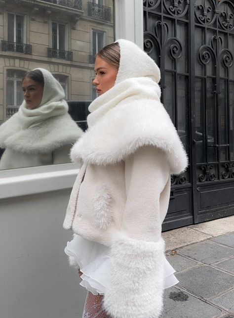 White Fluffy Jacket, Jacket Winter Outfit, White Coat Outfit, Fluffy Jacket, Fluffy Coat, Coat Winter, Street Style Winter, White Coat, Coat Outfits