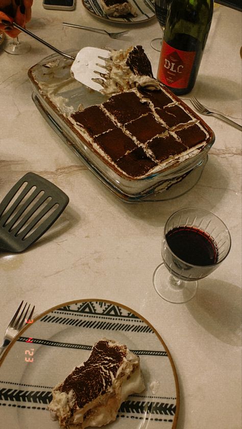 tiramisu and wine #aestetic #dinner #food Wine Dinner Aesthetic, Italian Dinner Party Aesthetic, Italian Dinner Aesthetic, Italian Christmas Dinner, Italian Dinner Party, Italian Night, Dinner Aesthetic, Birthday Dinner Party, Pasta Night