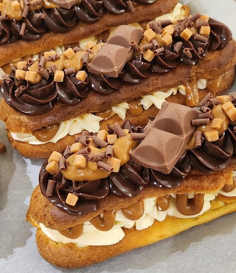 NEW Cheesecake Eclairs made with... - AM's Delicious Desserts Eclair Flavor Ideas, Cheesecake Eclairs, Eclair Flavors, Chocolate Eclaire Desert, Eclair Dessert French Pastries, Eclare Cake Recipe Chocolate Eclairs, Cadbury Chocolate, Choux Pastry, Eclairs