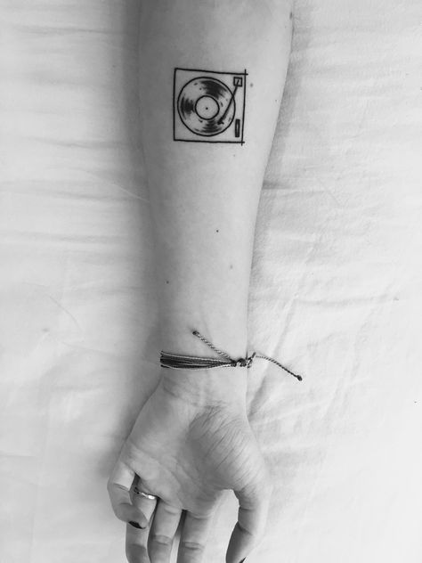 Music Tribute Tattoo, Vinyl Records Tattoo, Matching Tattoos For Music Lovers, Vinyl Record Tattoo Minimalist, Small Vinyl Record Tattoo, Vintage Music Tattoo, Minimalist Tattoos Aesthetic, Small Picture Tattoos, Vinyl Tattoo Minimalist