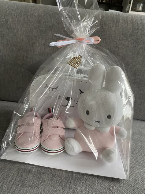 Handmade Baby Gifts Newborns, Baby Hamper Ideas Gift Baskets, Baby Gift Packing Ideas, Newborn Present Ideas, Baby Present Ideas, Baby Cadeau, Handmade Hamper, Baby Gift Wrapping, Baby Hampers