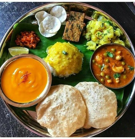 Maharashtrian Thali, Veg Salad Recipes, Indian Fast Food, Indian Food Photography, Variety Food, Foodie Pics, Biology Classroom, Healthy Indian Recipes, Vegetarian Fast Food