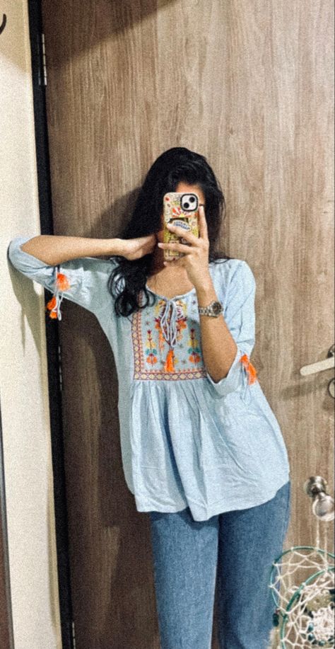 Kurtis Jeans Outfit, Short Kurti And Jeans Aesthetic, Short Kurtis For Jeans Aesthetic, Short Kurti With Wide Leg Jeans, Indo Western Tops For Jeans, Small Kurti For Jeans, Indo Western Aesthetic, Kurti With Jeans Aesthetic, Short Kurti And Jeans