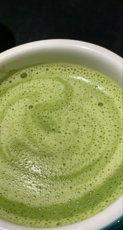 Eating Food Funny, Matcha Drink, Coffee Shop Aesthetic, Healthy Food Motivation, Pretty Drinks, Matcha Tea, Matcha Latte, Matcha Green Tea, Cafe Food