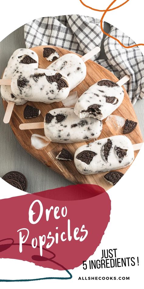 Cookies And Cream Popsicles, How To Make Oreo Popsicles, Oreo Popsicles Recipe, Cookie Popsicles, Frozen Popsicle Recipes, Oreo Popsicles, Summer Popsicle Recipes, Ice Popsicles, Pudding Popsicles