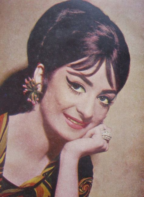 Retro Saree Look, Polka Dot Saree, Saira Banu, Old Film Stars, Bollywood Theme, Bollywood Pictures, Retro Bollywood, Popular Actresses, Vintage Icons