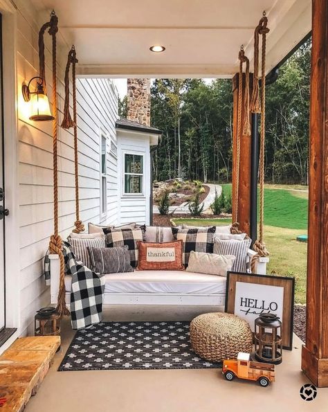 Fall Farmhouse Porch, Farmhouse Porch Swings, Repurposed Decor, Beautiful Farm, Small Front Porches, Small Porches, Fall Front Porch, Farmhouse Fall Decor, Front Porch Decorating